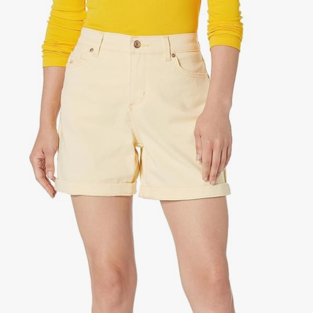 Gloria Vanderbilt Women’s Almond Cream Slimming Amanda Denim Shorts Size 12P